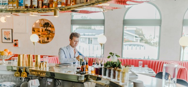 Klädkodsknep: Hur Man Klär Sig Rätt för Olika Restaurangtyper Klädkodsknep: Hur Man Klär Sig Rätt för Olika Restaurangtyper